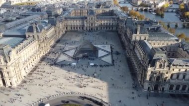 Güneşli sonbahar havasında Louvre Müzesi 'nin Drone görüntüsü.