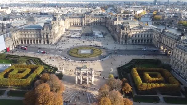 Luftfoto af pladsen foran Louvre museet med en masse turister. – Stock-video
