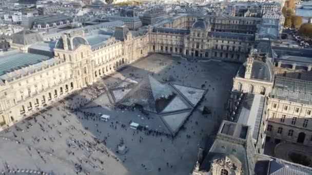 Uitzicht van de doon naar de glazen koepel van het Louvre. — Stockvideo