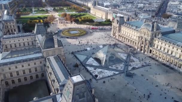Drone widok na Luwr i Tuileries Garden z budynków mieszkalnych. — Wideo stockowe
