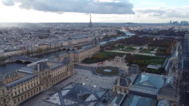 Louvre Müzesi 'nin yanından, Tuileries Garden' ın statik drone görüntüsü..