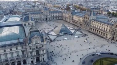 İHA görüntüsü. Louvre 'un cam piramidi turistlerle çevrili..