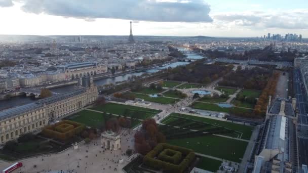 Drone widok na ogród Tuileries i Sekwany w pobliżu Luwru Muzeum. — Wideo stockowe
