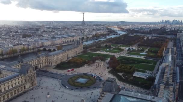 Drone widok Tuileries Garden i Place du Louvre z piramidą. — Wideo stockowe