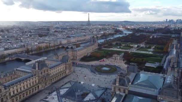 Tuileries Garden 'ın insansız hava aracı manzarası ve Louvre Meydanı.. — Stok video
