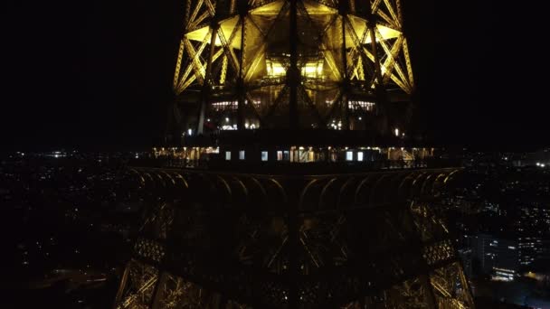 View of the observation deck in the Eiffel Tower at night — Vídeo de stock