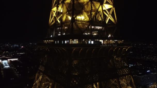 360 градусів безпілотних кадрів ресторану Ейфелева вежа вночі.. — стокове відео