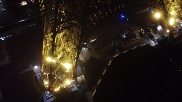 Night shooting from a drone near the Tour Eiffel from top to bottom — Stock Video