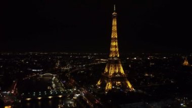 Eyfel Kulesi 'nden Paris' in insansız hava aracı görüntüsü.