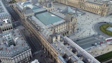 Seine Nehri yakınlarındaki Louvre Müzesi 'nin insansız hava aracı görüntüsü.