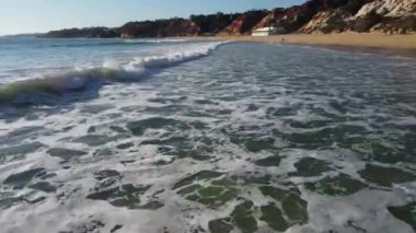 Portekiz açıklarındaki küçük dalgaların dinamik drone görüntüleri..