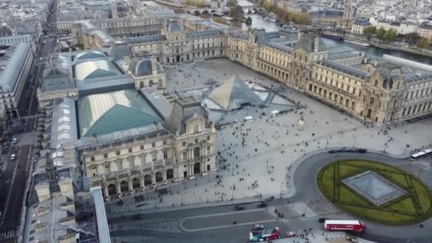 Drone widok Luwru z Paryża w listopadzie w tle. — Wideo stockowe