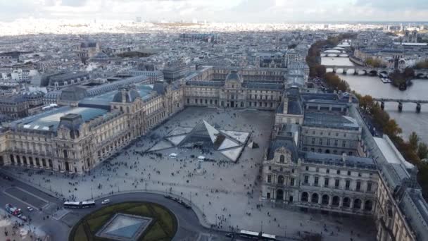 Drone view of the Louvre and the Seine with frame movement around the museum. — Wideo stockowe