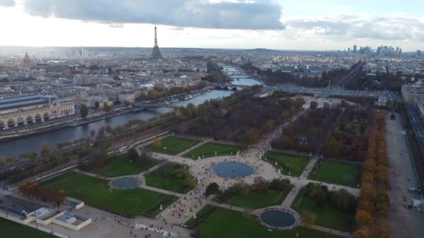 パリのパノラマでチュイルリー庭園とセーヌ川のドローンビュー — ストック動画