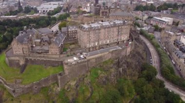 Edinburgh Kalesi ve şehrin arka planında olduğu uçurumun insansız hava aracı görüntüsü..