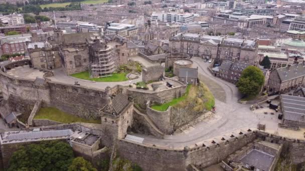 Drohnenblick auf Edinburgh Castle am Abend im September. — Stockvideo
