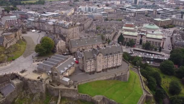 Drone uitzicht op Edinburgh Castle en omgeving Edinburgh op de achtergrond. — Stockvideo