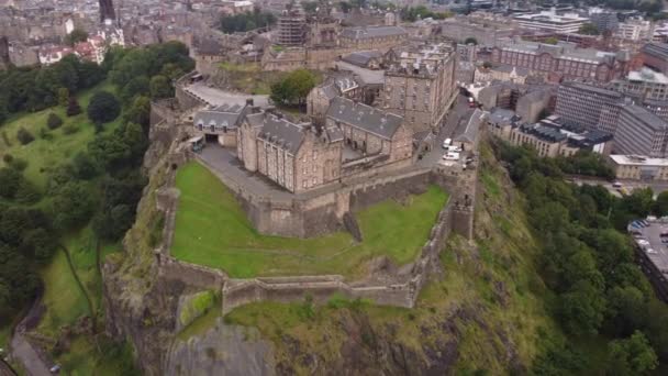 Drone utsikt över högre mark från Edinburgh Castle. — Stockvideo