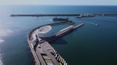 İHA, Porto de Leixoes yolcu terminalinde uçuyor..