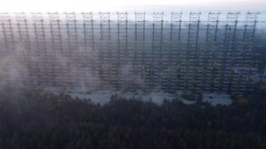 Ön planda radyoaktif orman olan Duga radarının insansız hava aracı görüntüsü.