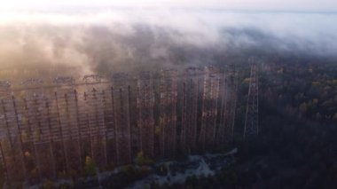 Çernobil 'deki Duga radarının insansız hava aracı görüntüsü yoğun sis altında..