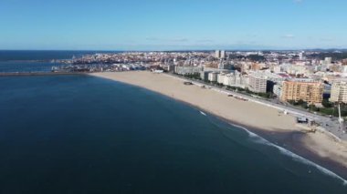 Porto sahilinin ön planda kumlu büyük bir sahili olan insansız hava aracı görüntüleri..