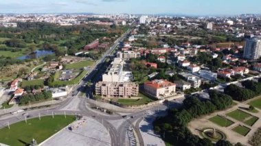 Porto sahilinde geniş dairesel bir yolun insansız hava aracı görüntüsü..