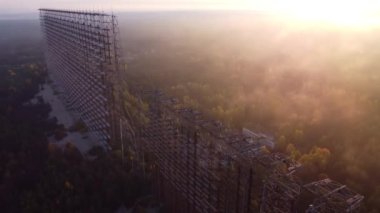 Ormanlarla çevrili Duga radarındaki bir İHA 'dan çekiliyor.