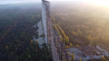 Çernobil 'deki Duga radarının tepesindeki yoğun ormanın insansız hava aracı görüntüleri.