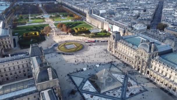 Drone widok na kopułę Luwru i Tuileries Garden za nim. — Wideo stockowe