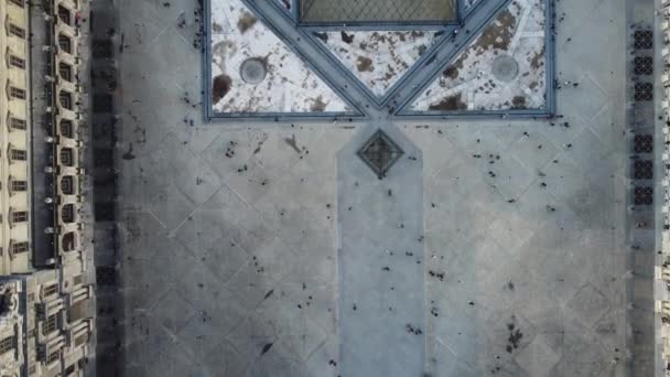 Top view of a square filled with people near the Pyramide du Louvre in Paris. — Vídeo de stock