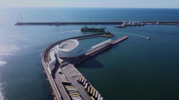 Drohne fliegt über das Kreuzfahrtterminal von Porto de Leixoes. — Stockvideo