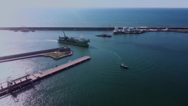 Vista del dron de un pequeño buque portacontenedores que entra en el puerto. — Vídeo de stock