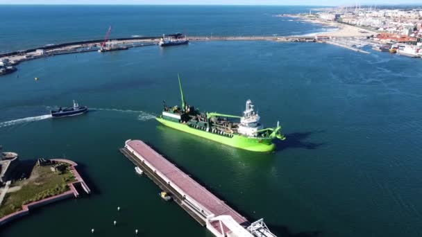 葡萄牙波尔图海岸外一个有小船的海湾的无人驾驶图片. — 图库视频影像