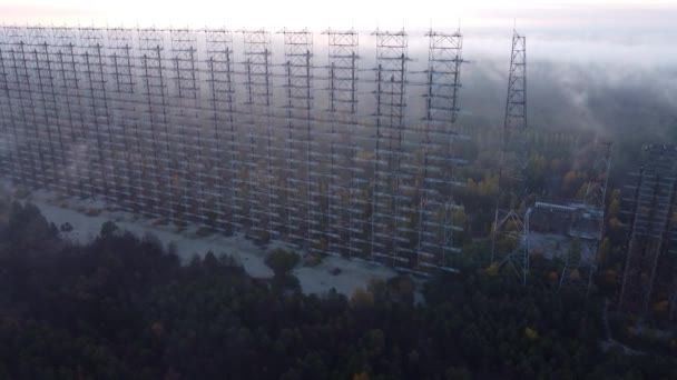 Widok drona z radaru Duga w Czarnobylu w mglistej pogodzie. — Wideo stockowe