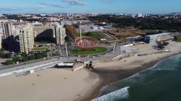 Vue par drone des zones résidentielles de Porto sur la côte de l'océan Atlantique — Video