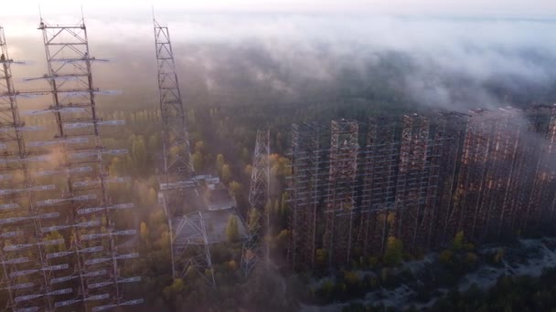 Drone weergave van een vernietigde militaire radar in de dode stad Tsjernobyl. — Stockvideo