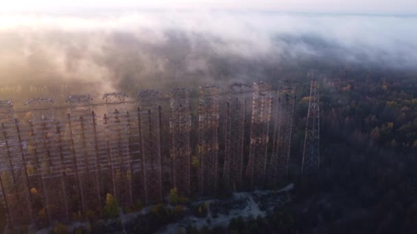 Drónkilátás a Duga radarra Csernobilban, sűrű köd borítja.. — Stock videók