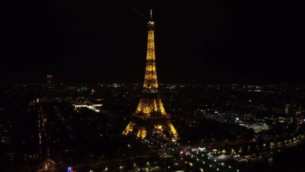 Κηφήνας άποψη του λαμπερού Πύργου του Άιφελ τη νύχτα. — Αρχείο Βίντεο