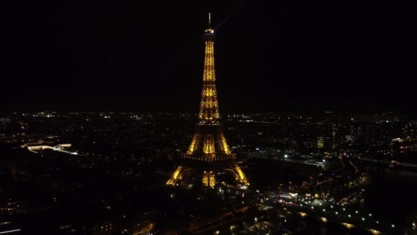 Повітряний вид Парижа вночі і блискуча вежа на берегах Сени.. — стокове відео