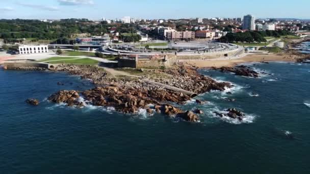 Drone widok kamiennej peleryny w Oceanie Atlantyckim z Porto w tle. — Wideo stockowe