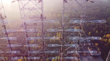 Duga radar kurulumunun tepesindeki radarların drone görüntüsü.