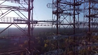 Silindirik kafeslerin çiftlerinin Drone görünümü.
