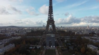 Paris 'teki Eyfel Kulesi' nin bulutlu bir sonbahar gününde insansız hava aracı görüntüsü.