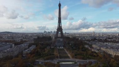 Champ de Mars 'tan Eyfel Kulesi' nin bulutlu gökyüzü görüntüsü..