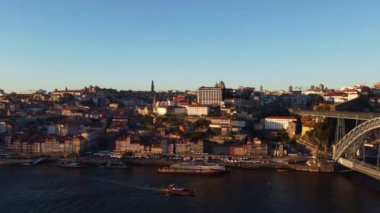 Pte yakınlarındaki toprak setinin insansız hava aracı görüntüsü. Luiz, gün batımında köprü yapacağım..