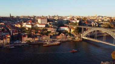 Günbatımında Porto setleri boyunca yürüyen insanların insansız hava aracı görüntüleri..