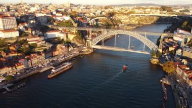 Ribeira iskelesinde yürüyen insanların insansız hava aracı görüntüleri..