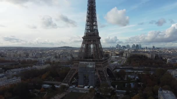 Drone vista de la Torre Eiffel de cerca con las calles en el fondo — Vídeo de stock
