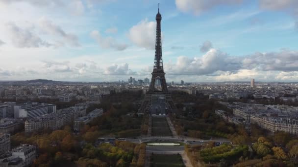 Drone view of Eiffel Tower and Champ de Mars with beautiful November sky. — Stock Video